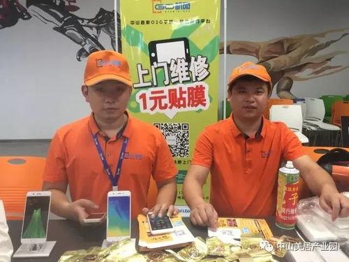 被家人围观吃瓜,一家人的欢乐食光